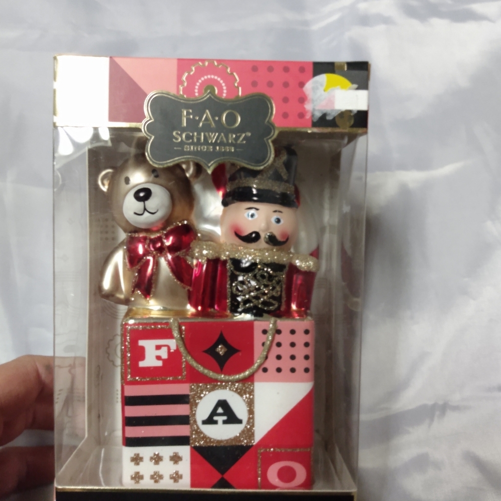 FAQ Schwartz Collectable ornament